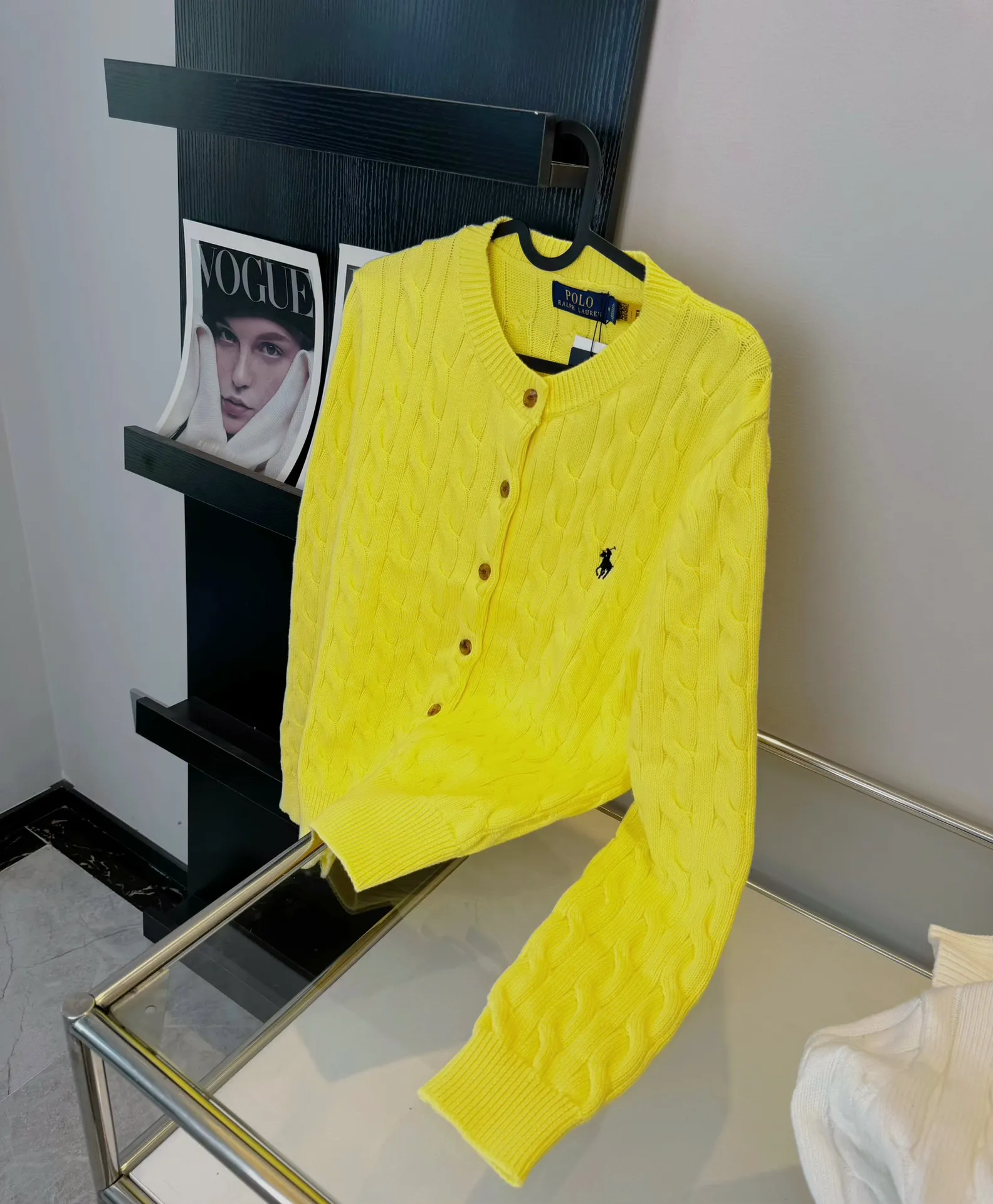 🅿️240 Style number: L05 (lemon yellow) Ralph Lauren RL classic war horse logo embroidery on the chest cable pattern twist button round neck long sleeves buttoned knitted sweater cardigan jacket Color: SIZE: XS S M L Size reference # Length Bust Shoulder width 64 52 45 I will always love sweet girls. The soft and glutinous🧶🫶 style is a very classic cable sweater. It has an American retro college style. It feels very comfortable. It is a must-have item for spring, autumn and winter wardrobes. It also looks good when layered as an inner layer in cold weather. High-density LOGO embroidery on the chest, and original customization of tag accessories. Made of pure cotton yarn 🧶 blended with wool, pure cotton is skin-friendly and comfortable, small label war horse embroidered twist turtleneck sweater 🐎 high quality. Follow the blogger to learn how to wear it! Let’s get a Ralph Lauren cable sweater. It’s a super hard-to-find series after it became popular. It’s hard to find one on the official website. It’s simple and practical to wear, with a lazy and loose feel. The thickened fabric has a more texture, soft and delicate feel, and a loose fit. Whether worn alone or layered, you can wear different styles of fashion with just one piece. ⚠️Contains wool products🦙 Pay attention to the washing method to avoid shrinkage